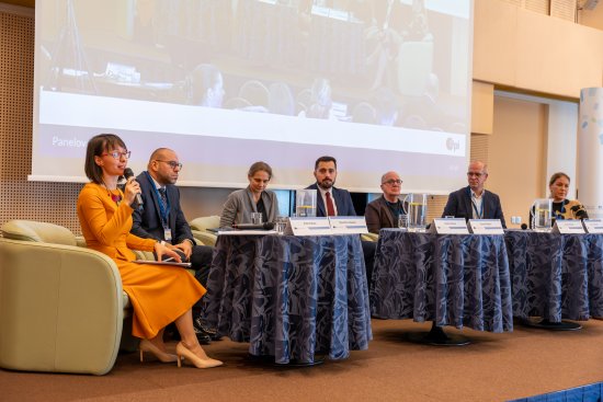 Každú tému otvorí odborný úvod a následne ju rozoberú ľudia, ktorí sa na stavebný proces pozerajú z rôznych strán.