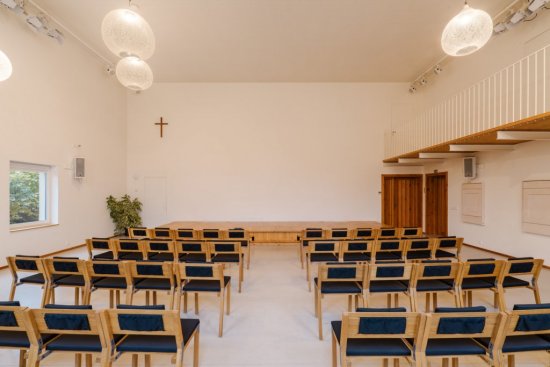 Dizajnové stoličky boli navrhnuté pre potreby modlitebne. Foto: Martin Faltejsek