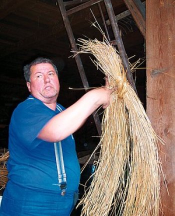 Obr. 3: Polovica zviazaného snopu sa pootočí voči druhému o celý kruh. Tým sa oba vzniknuté zväzky snopu veľmi výdatne a pevne stiahnu.  Foto: Helena Hejhálková