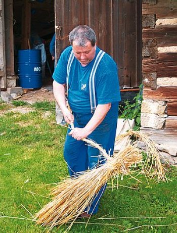 Obr. 5: Pred upevnením zväzku k strešnej late sa z neho odoberie a stočí samovaz, ktorým sa slama pripevní k late. Foto: Helena Hejhálková