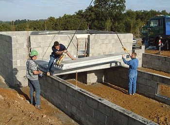 Prednosťou panelov je nízka hmotnosť a tým aj jednoduchá doprava a ukladanie hydraulickou rukou na pripravené murivo