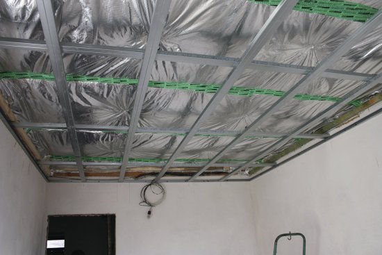 Termoreflexná izolácia použitá na zlepšenie tepelnoizolačných vlastností penového polystyrénu pod podlahovým kúrením v poschodí nad stropom