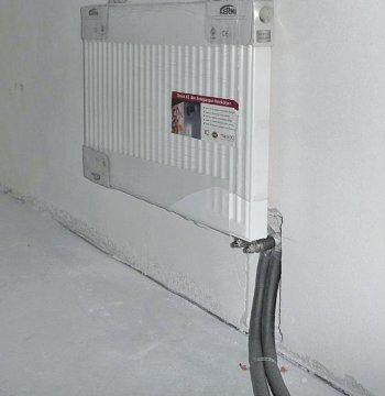 Obr. 5: Pre pripojenie radiátora sú použité osemcentimetrové kúsky medených rúrok, ktoré sú cez uhlovú JG spojku prepojené s plastovou BPEX hadicou