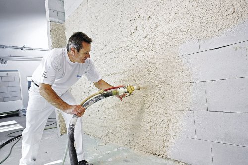 Strojné nanášanie sadrovej omietky umožňuje dosiahnuť vysokej produktivity práce (foto Knauf Praha)