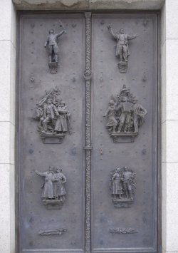 Obr. 5: Kovové dvere pamätníka