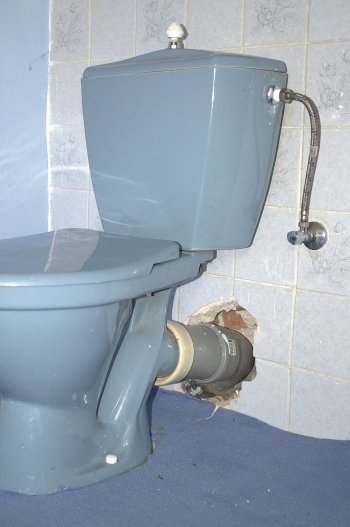 Napojenie toalety na staré kanalizačné rozvody je tiež zdrojom problémov 