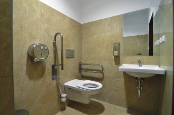Na WC pre invalidov je umiestnený dávkovač mydla, zásobník na toaletný papier a nerezový kôš, všetko od  firmy Merida