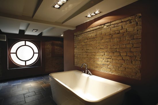 Aj kúpeľňa získa osvetlením osobitý dizajn