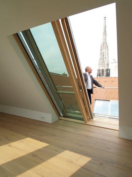 Pohodlný prístup na inteligentne riešený strešný balkón vo Viedni. 