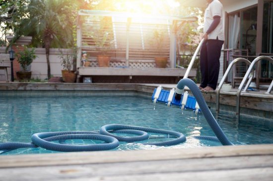 Vlastníctvo bazénu zahŕňa tiež pravidelnú údržbu a čistenie. Bez toho sa jednoducho nezaobídete.  (Autor: Bignai, Shutterstock)