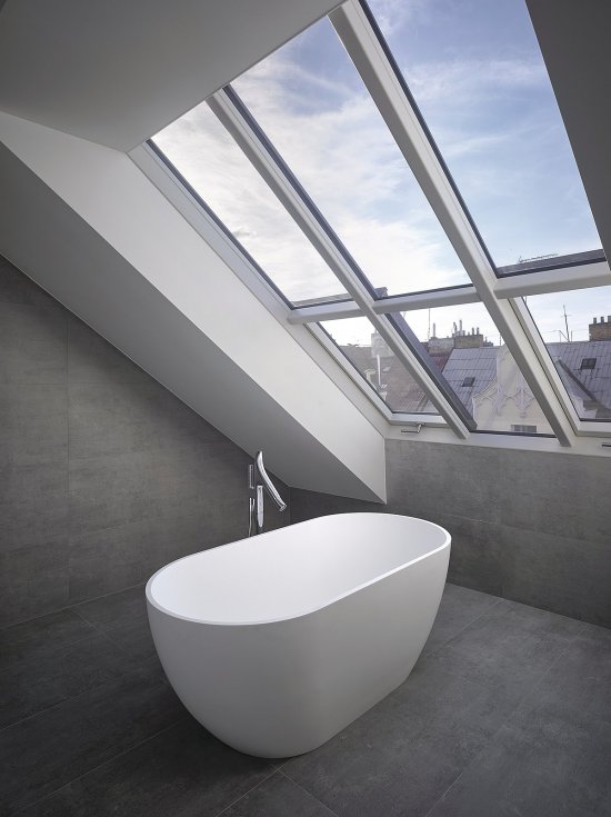 Ateliérové strešné okno dáva kúpeľni priestor a jedinečnosť. Solara HISTORIK, krása medzi strechami pre pamiatkové zóny.  