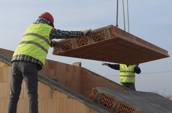 Ťažké materiály je potrebné použiť nielen na múry domu, ale aj na strechu. Až vtedy je využitý celý akumulačný potenciál budovy. (Zdroj: archív firmy HELUZ)