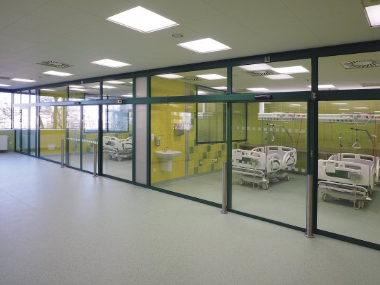 Aj v nemocnici v Trebíči bolo realizovaných množstvo vnútorných automatických dverí a deliacich priečok Raccoon