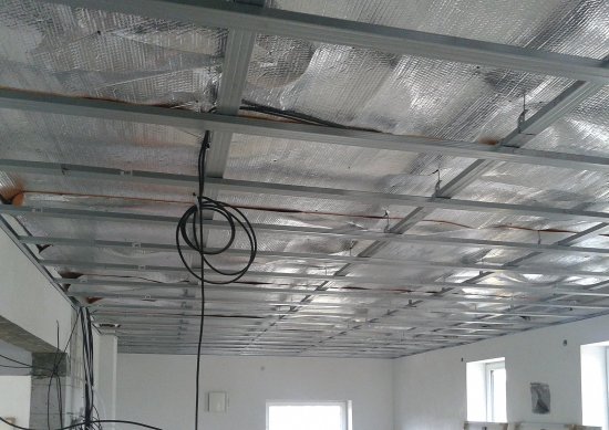 Stropný zavesený krížový rošt pre sadrokartónový strop je vhodný na zavesenie panelov nízkoteplotného stropného vykurovania. Reflexná fólia, ktorá je umiestnená cca 15 cm nad budúcimi vykurovacími panelmi, bude významne brániť úniku tepla do stropu a von