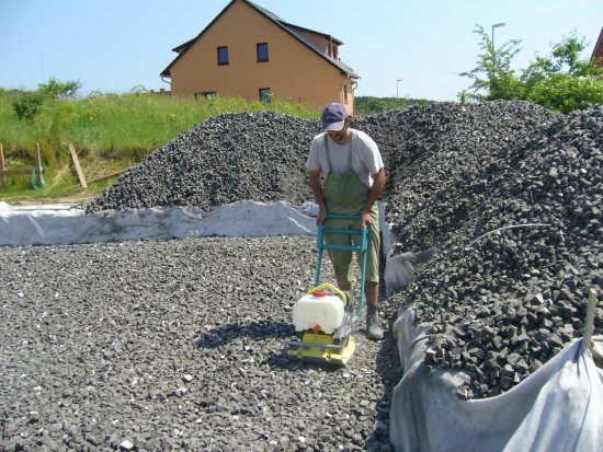 Drvené penové sklo sa často používa ako tepelná izolácia základových dosiek pasívnych domov