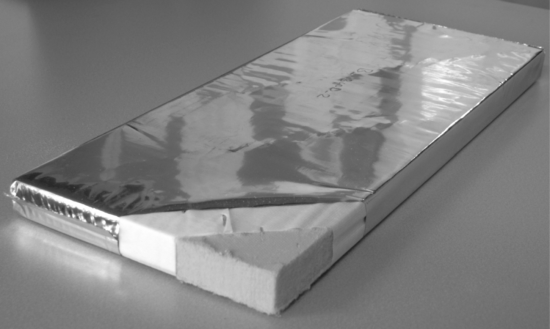 Typický vákuový izolačný panel hrúbky 20 mm s výplňou z dymovo jemnej siete z oxidu kremičitého a metalizovaným obalom dosahuje U-hodnoty približne 0,2 W/(m2K)