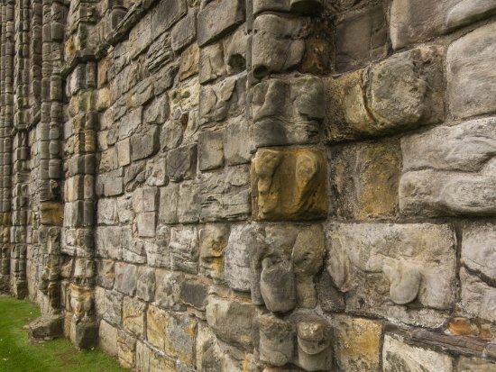 Stredoveké stavby využívali výborných akumulačných charakteristík ťažkých kamenných materiálov. Rovnako ako tento škótsky hrad. (Autor: Sinica Kover, Shutterstock)