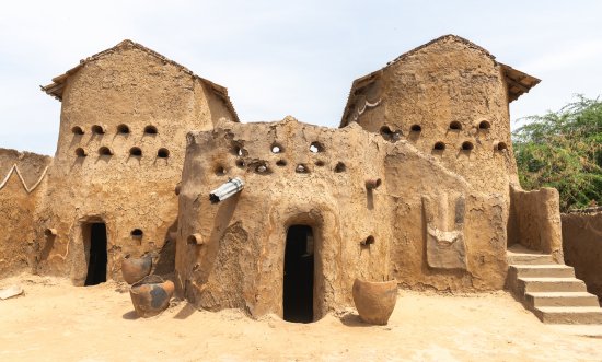 Tieto domy ležia v africkom Čadu, v oblasti Gaoui na pomedzí saharskej púšte. Disponujú skvelými akumulačnými atribútmi. Ako stavebný materiál slúži hlina – prirodzený izolant, okná domu sú pritom výnimočne malé, aby slnečné lúče neprenikali dovnútra a obydlie neprehrievali. (Autor: mbrand85, Shutterstock)