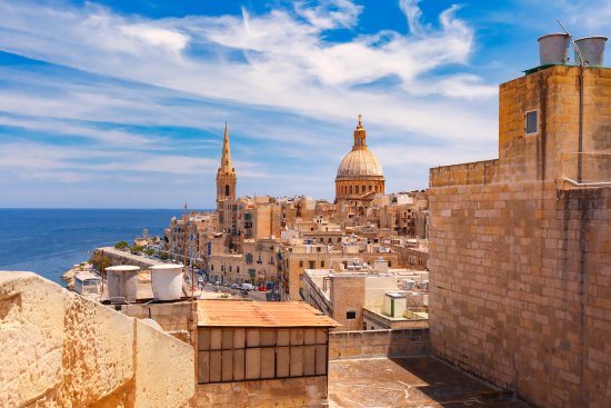 Väčšina stavieb na ostrove Malta je tvorených v mieste ťaženým globigerinovým vápencom, nerastnou surovinou svetlej farby a výborných tepelno-izolačných vlastností, ktoré udržiavajú vnútornú klímu budov v príjemných medziach po celý rok. (Autor: kavalenkava, Shutterstock)