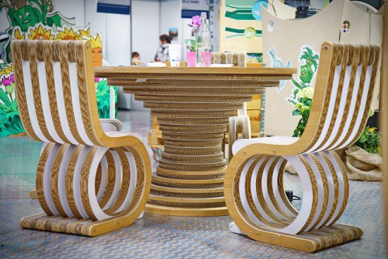 Stôl aj sedací nábytok na obrázku sú z kartónu.Zdroj: MikeDotta, Shutterstock