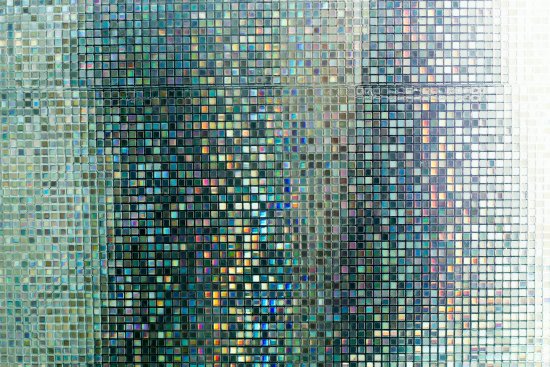 Sklenená mozaika je dychberúca, pretože odráža svetlo v priestore. Zdroj: TiarA, Shutterstock
