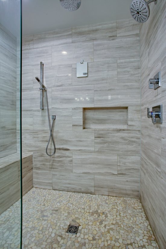 Okruhliaky sa nemusia objaviť len ako obklad steny či vane ale aj na podlahe v sprchovom kúte. Zdroj: alabn, Shutterstock