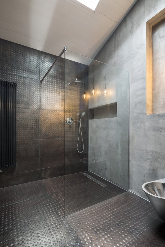 Štýl kúpeľní tiež nadväzuje na industriálny nádych celého interiéru.