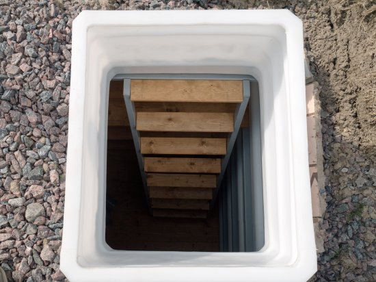 Tieto strmé schody mieria do pivnice umiestnenej kompletne pod úrovňou zeme.