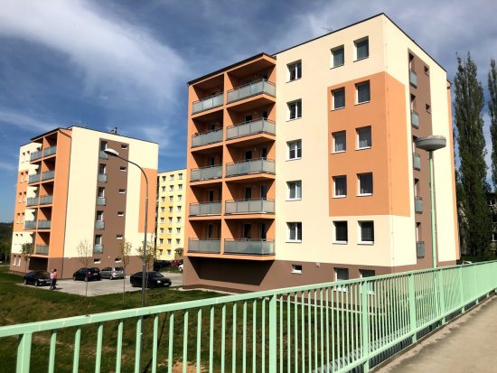 Záber na dva bytové domy v Plzni po dokončení v súčasnom stave.