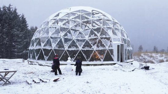 Jednotlivé tabule skla kopulovitého skleníku unesú aj veľké množstvo snehu, čo je v daných podmienkach nevyhnutnosť.  