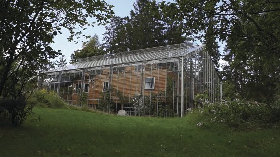Dom nachádzajúci sa na Stockholmskom súostroví disponuje druhým plášťom v podobe skleníka. Vzniknutý medzi priestor je využívaný na pestovanie ovocia a zeleniny. Majiteľom umožňuje žiť v súlade s prírodou a predlžuje "záhradnú" sezónu o viac než 2 mesiace.