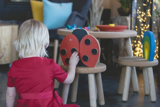 Detská stolička so vzorom lienky disponuje magnetickým operadlom s posuvnými čiernymi bodkami. 