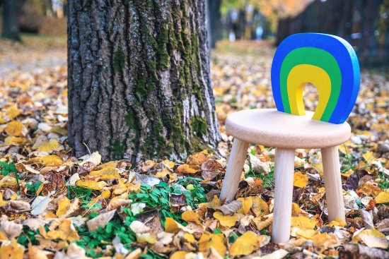 Detská stolička z prírodného korku s drevenými nohami ponúka stabilitu a pritom ľahkosť umožňujúcu manipuláciu nielen dospelému, ale aj malému dieťaťu. 
