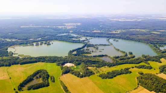 Rybníky, močariská a iné vodné nádrže...ale tiež aleje a lúky výrazne napomáhajú k zadržaniu vody v krajine aj k jej prirodzenému ochladzovaniu. Je však potrebné nezabudnúť na nevyhnutnosť úpravy jednotlivých poľnohospodárskych pozemkov. Ich rozdelenie na menšie časti je v prípade, že usilujeme o zlepšenie v oblasti zadržiavania vody, nevyhnutné. Autor: Peteri, Shutterstock