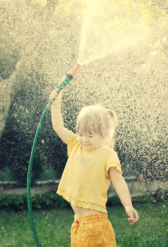 Voda v záhradnej hadici či sprche môže pokojne pochádzať z akumulačnej nádrže na dažďovú vodu či dokonca zo záhradného jazierka. Autor: itsmejust, Shutterstock
