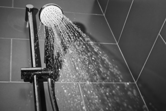 Úsporné sprchové hlavice sú na trhu v dvoch základných druhoch: pulzové vytlačujúce vodu pravidelnými pulzmi a potom hlavice, ktoré do vody primiešavajú vzduch. Autor: Sorin Vidis, Shutterstock