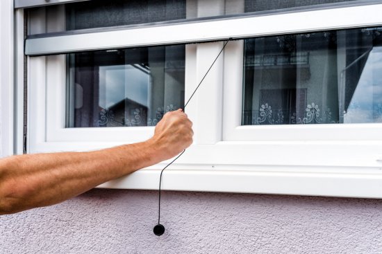 Okenné sieťky proti hmyzu vám zaistia pokojný spánok. Medzi druhmi sieťok je obľúbená hlavne tá rolovacia. Autor: GagoDesign, Shutterstock