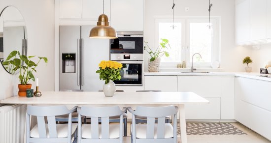 Hlavné stropné svietidlo by malo rovnomerne osvetľovať celú kuchyňu. Zdroj: Anna Andersson Fotografi, Shutterstock