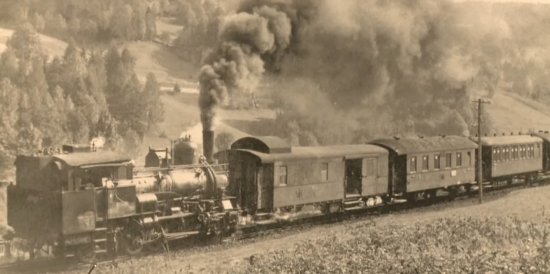Dobová fotografia zachytáva jazdu parného vlaku na trati Tanvald-Kořenov.