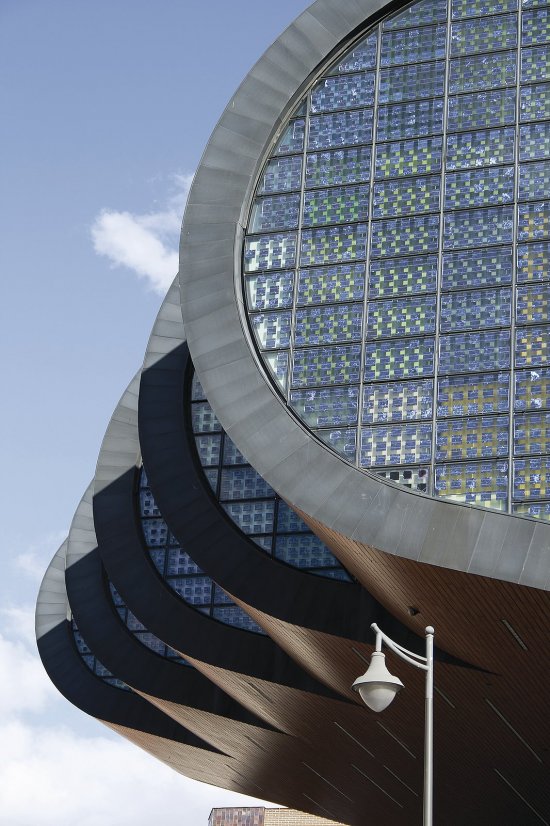 Budova centra umenia v španielskom Alcobendas vyrába elektrickú energiu pomocou 542 priehľadných fotovoltaických modulov zabudovaných v oknách. Celkový výkon elektrárne činí 22,48 kW. Zdroj: Clavivs, Shutterstock