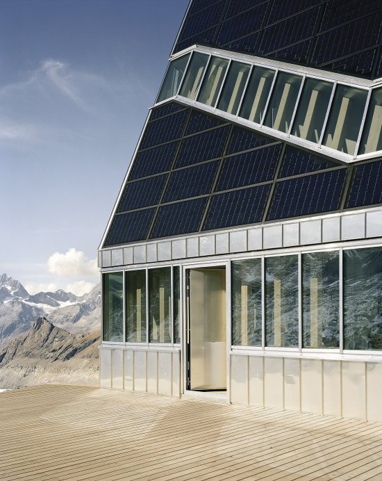 V švajčiarskych Alpách sa nachádza unikátna stavba, ktorej fasáda je osadená solárnymi panelmi. Kostru stavby tvorí drevená konštrukcia na základe oceľového roštu. Elektrickú energiu potrebnú k prevádzke a vykurovaniu si  objekt vyprodukuje z 90 % sám. Zdroj: VELUX