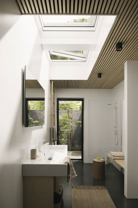 Pokiaľ má váš dom plochú strechu, môžete priviesť viac svetla do interiéru pomocou VELUX svetlíkov. Je možné vyberať medzi klasickým kopulovitým tvarom ako aj plochým elegantnejším a odolným zasklením.
