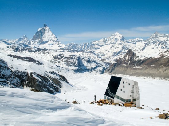 Chata postavená pomerne nedávno v horskom masíve Monte Rosa v švajčiarskych Alpách má v južnej fasáde integrované  fotovoltaické články (na celkovej ploche 122 m2). V priľahlom okolí budovy sú tiež umiestnené solárne kolektory.  Autor: makasana photo, Shutterstock