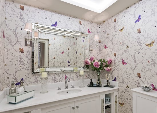 Tapety dokážu dodať kúpeľni šmrnc, ktorého je možné s klasickými dlaždicami dosiahnuť len veľmi ťažko. Zdroj: yampi, Shutterstock