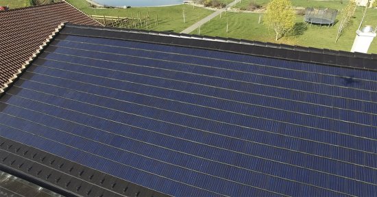 Betónová strešná krytina s integrovanými fotovoltaickými panelmi Terran Generon patrí k estetickým a vkusným riešeniam, ktoré chránia interiér domu a zároveň vyrábajú elektrickú energiu