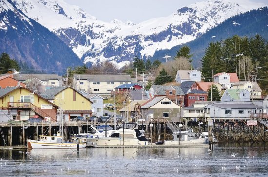 Osada Sitka, Aljaška, USA. Miestni ľudia tu vedome alebo spontánne volia svetlé farby striech a fasád svojich obydlí. Tie počas dňa odrážajú horúce slnečné žiarenie a bránia tak prehrievaniu domu. Naopak v noci sálajú k ľadovej oblohe (so sálavou teplotou okolo -40 ° C) len malý zlomok tepla (v porovnaní s tmavými povrchmi), čím dom chránia pred prechladnutím. Foto: Shutterstock