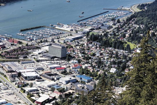 Pohľad na Juneau s Marinou v pozadí, hlavné mesto štátu Aljaška, USA. Prevažujú tu biele, svetlé a žiarivé farby striech aj fasád, ktoré sa odvďačia v lete aj v zime tým, že významne znižujú spotrebu energie na chladenie, resp. vykurovanie. Foto: Shutterstock