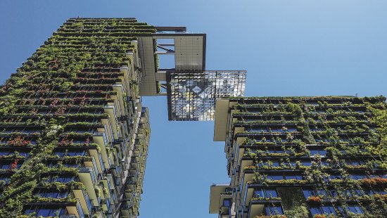 Téma zelených fasád sa týka aj viacpodlažných stavieb ako je budova One Central Park na predmestí Chippendale v austrálskom Sydney (foto SAKARET, Shutterstock)