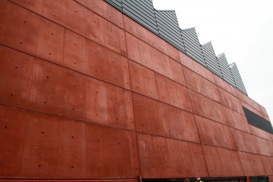 Pre Nové divadlo v Plzni bol vybraný červený odtieň farebného odtieňu betónu COLORCRETE®
