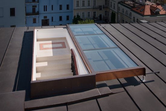 Posuvné strešné dvere Solara na streche pražského hostelu